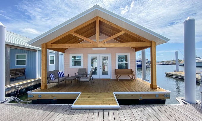 Downtown Boat Rental | Zen! Refreshing! Spotless! Relaxing! Welcoming! Well-appointed! Dock your boat!