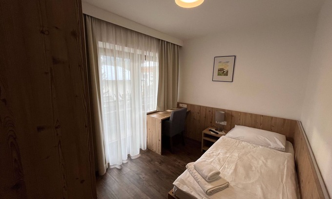 Obsteig Bed & Breakfast | Zimmer 03/1bett mit Balkon - Pension Alpina