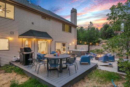 Glendale House | Zion Plush Family Escape HotTub, Games, Sleeps 14