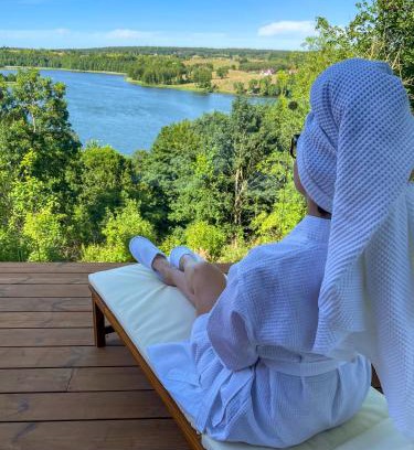 Gorzno Villa | Zloty, a Skromny - ogrodzony domek z jacuzzi i widokiem na jezioro