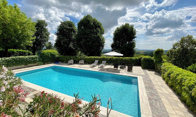 Moncalvo Villa | Zoe's. Country villa. The pleasure to be surrounded by lawn and garden