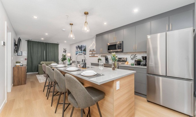 Harvie Heights Apartment | ZOES' PLACE | HOT TUB | PARKING