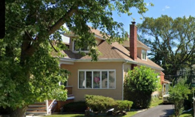 Brookfield House | Zoo Holiday Retreat beautiful home with parking, near train into Chicago.