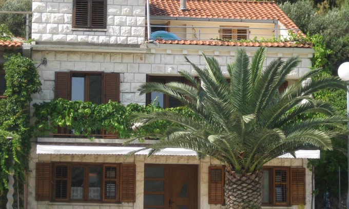 Zuljana Apartment | Zuljana: apartment in house with garden, in front of the sea