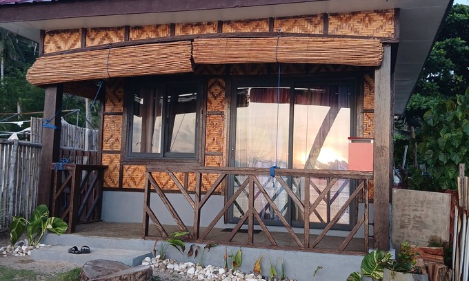 San Isidro House | Zyrine Homestay - Seawall Side