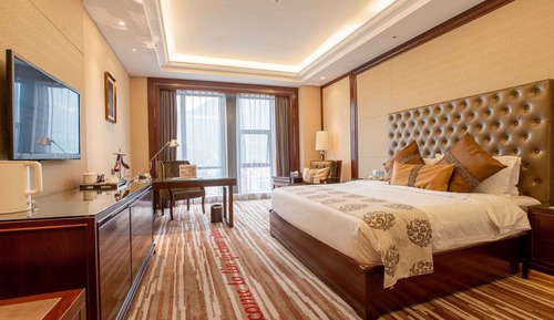 Elite Room, 1 King Bed, Non Smoking, Mountain View