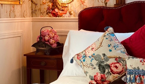 Grand Room, 1 Queen Bed, Garden View, Corner