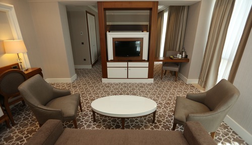 Family Room, Connecting Rooms