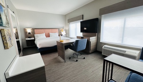 Studio, 1 King Bed, Refrigerator & Microwave (Wet bar)