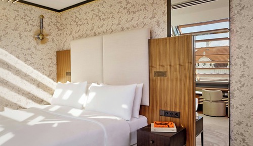 Deluxe Room, 1 King Bed