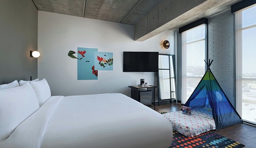Room, 1 King Bed, Corner
