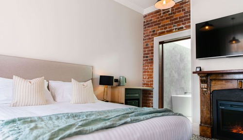 Studio, 1 King Bed, Balcony
