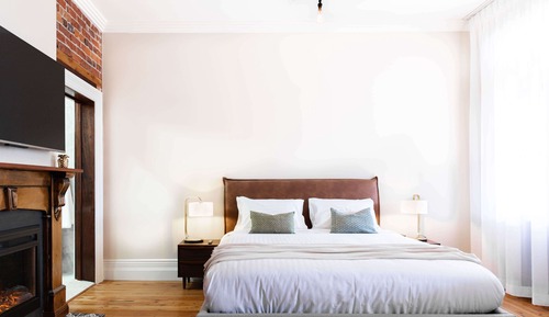Deluxe Studio, 1 King Bed, Balcony