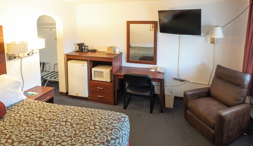 Basic Room, 1 Queen Bed, Non Smoking