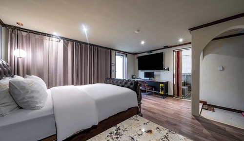 Annex A Building - Balcony Suite