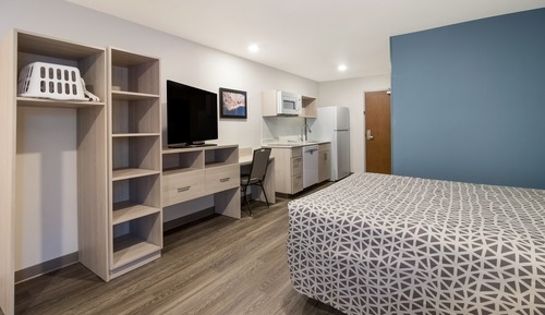 Queen Suite w/ Dishwasher (Dishes/Cookware Included)