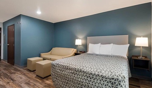 Queen Suite with Sofa
