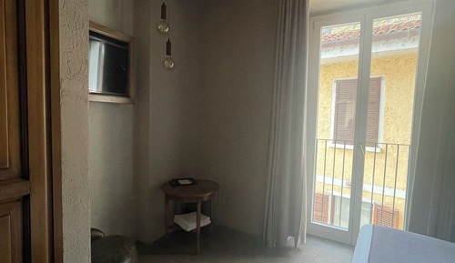 Comfort Room, Courtyard View
