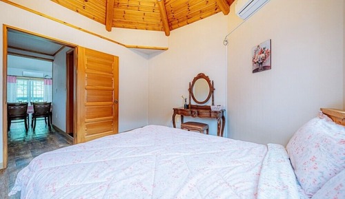 Room (Hibiscus)