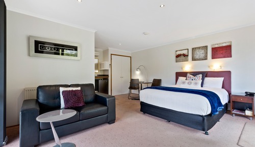 Standard Studio Suite, 1 Queen Bed, Balcony, Garden View