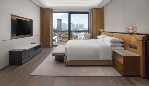 Executive Suite, 1 King Bed, Lake View