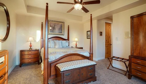 Deluxe Suite, 1 Queen Bed, Balcony, Mountain View