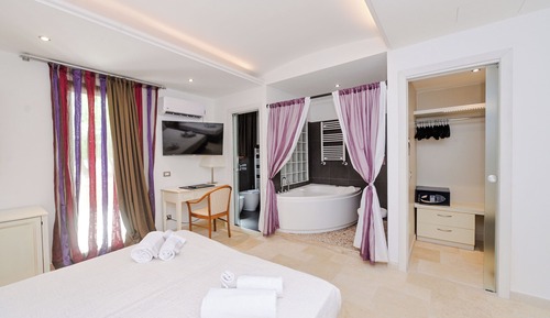Deluxe Room, Hot Tub
