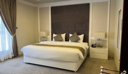Deluxe King Suite