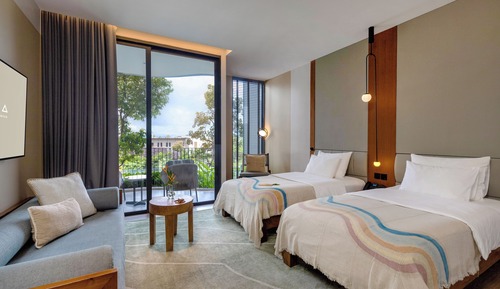 Connecting room with Pool View
