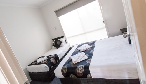 Deluxe Suite, Multiple Beds, Non Smoking, Kitchenette (Walk-in Shower)