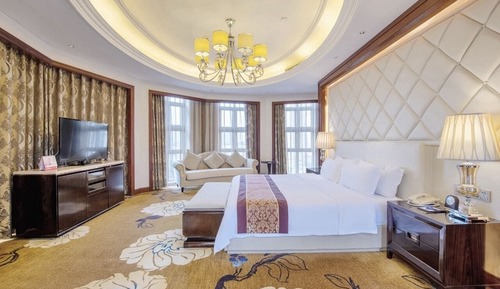 Deluxe Suite, 1 King Bed, Non Smoking, Garden View
