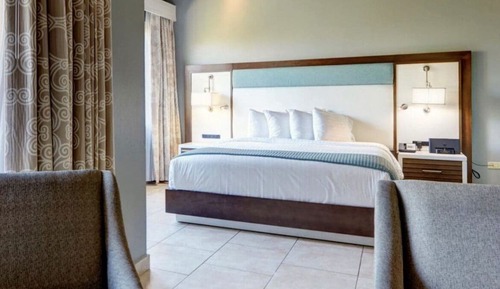 Junior Suite, 1 King Bed, Pool View