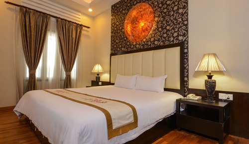 Premier Room, 1 King Bed, Non Smoking, Bathtub