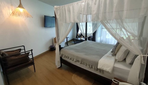Sweet Farmer (King Bed)