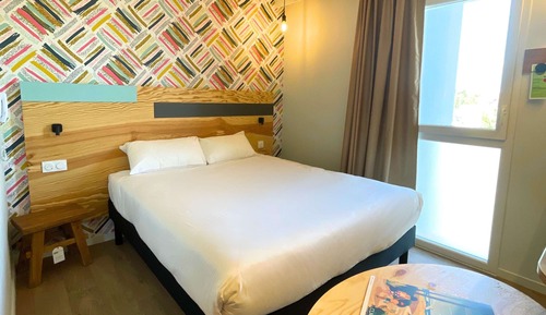 Room, Multiple Beds (Pop)