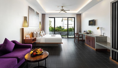 Deluxe King Room Pool View