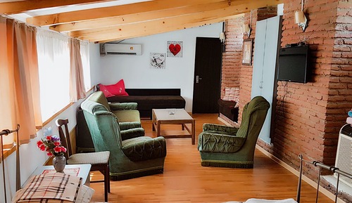 Bright Cozy King Bed Studio Apartment