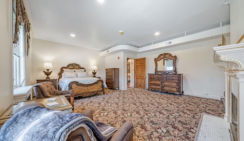Luxury Suite, 1 Queen Bed, Non Smoking, Business Lounge Access