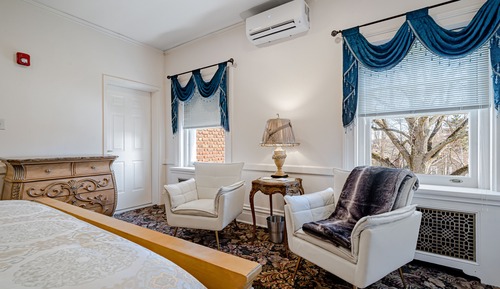 Luxury Suite, 1 Queen Bed, Non Smoking, Business Lounge Access