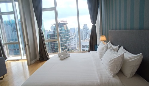 Deluxe Apartment, 1 King Bed, Pool Access, City View