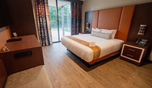 Luxury Suite, 1 King Bed, Pool View