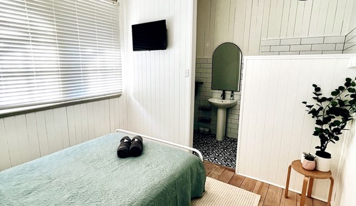 Business Room, 1 Queen Bed, Non Smoking, Ensuite