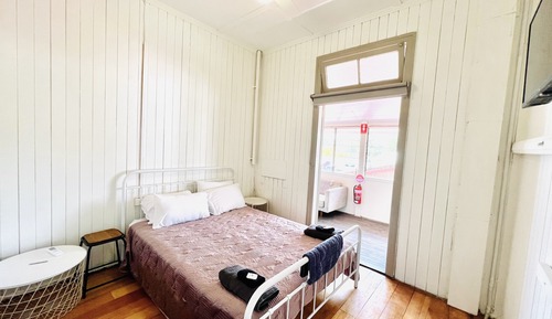 Standard Room, 1 Queen Bed, Non Smoking, Shared Bathroom