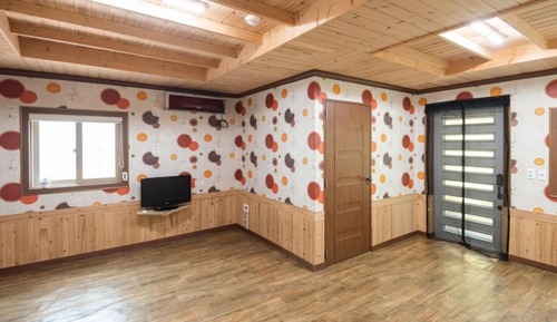 Room (Room 103)