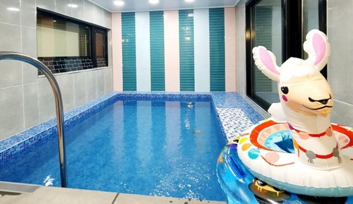 Room (b-202 duplex (kids pool))