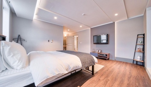 Room (EpisodeD (indoor swimming spa pool))