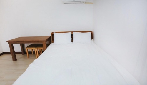 Room (Sky B-dong Room 203)
