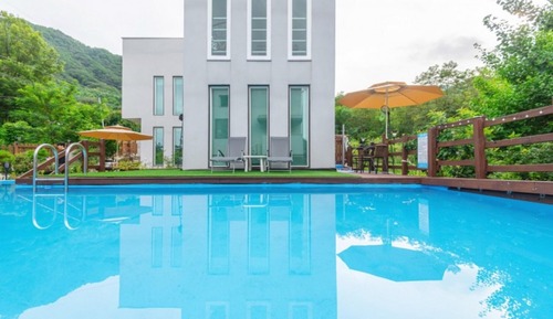 Room (Room 103 (Pool))