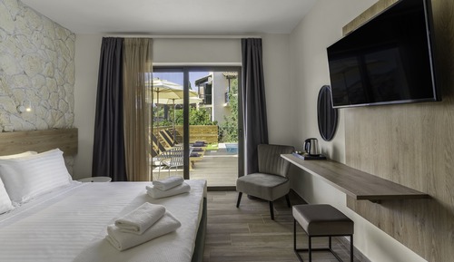 Deluxe Double Room, Pool View