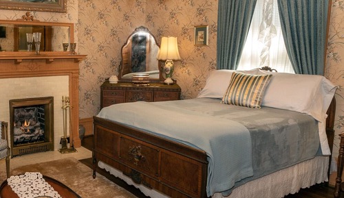 Romantic Suite, “Victorian Room”